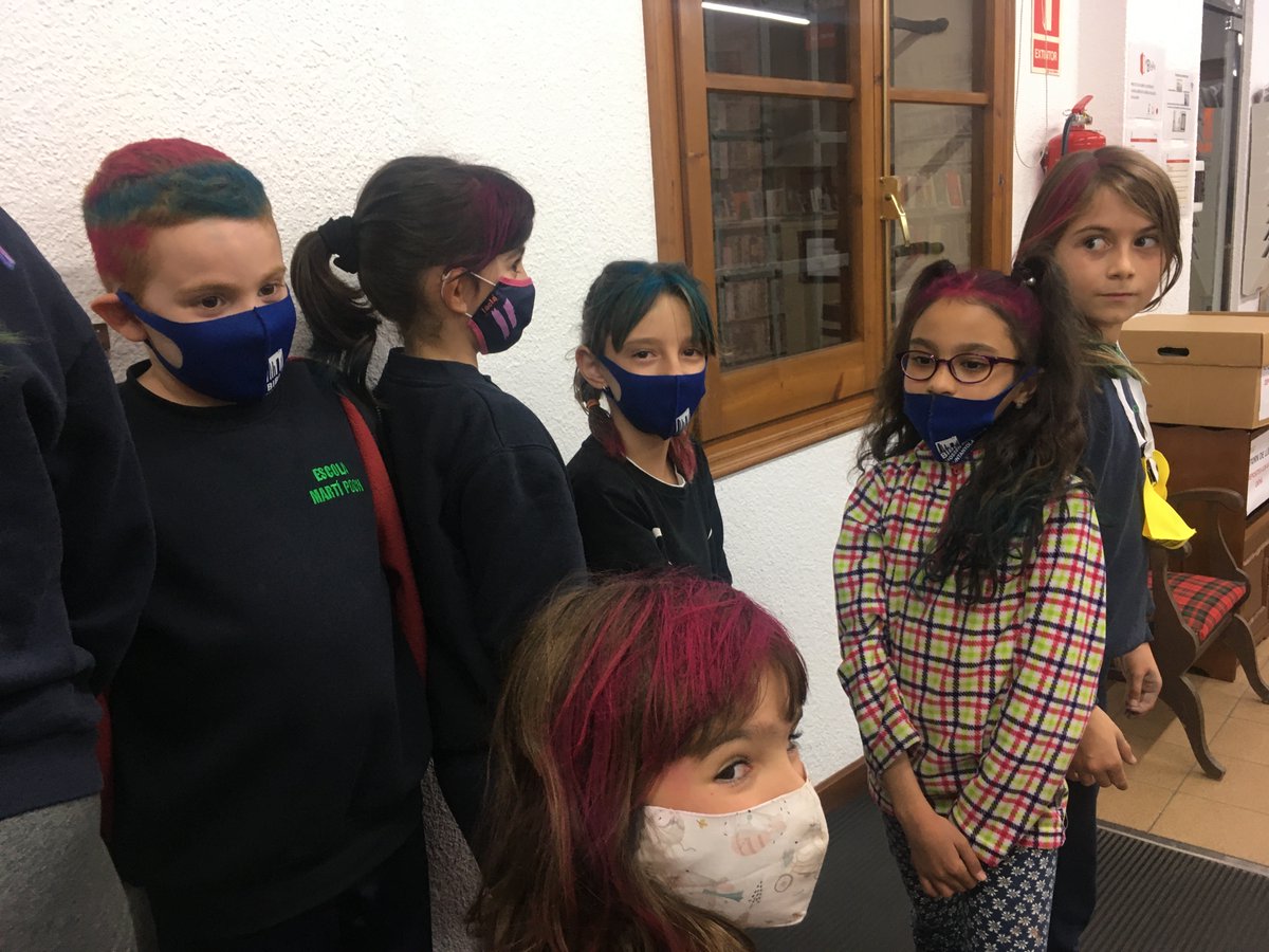 BiblioFrancoli's tweet photo. Quan hem acabat de llegir un llibre relacionat amb els cabells i la part més pràctica es torna divertida!!!
#clubdelecturaIMAGITECA
#elsllibressempreensexpliquenhistories
#color
#cabells
#polls
#rapunzel
#emoció
#canvidimatge
#noesvolendutxaracasa https://t.co/imn8D2I8Q7