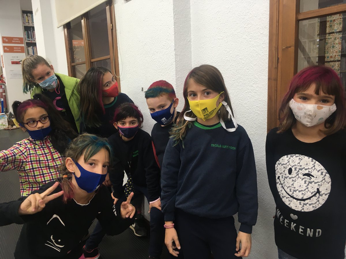 BiblioFrancoli's tweet photo. Quan hem acabat de llegir un llibre relacionat amb els cabells i la part més pràctica es torna divertida!!!
#clubdelecturaIMAGITECA
#elsllibressempreensexpliquenhistories
#color
#cabells
#polls
#rapunzel
#emoció
#canvidimatge
#noesvolendutxaracasa https://t.co/imn8D2I8Q7