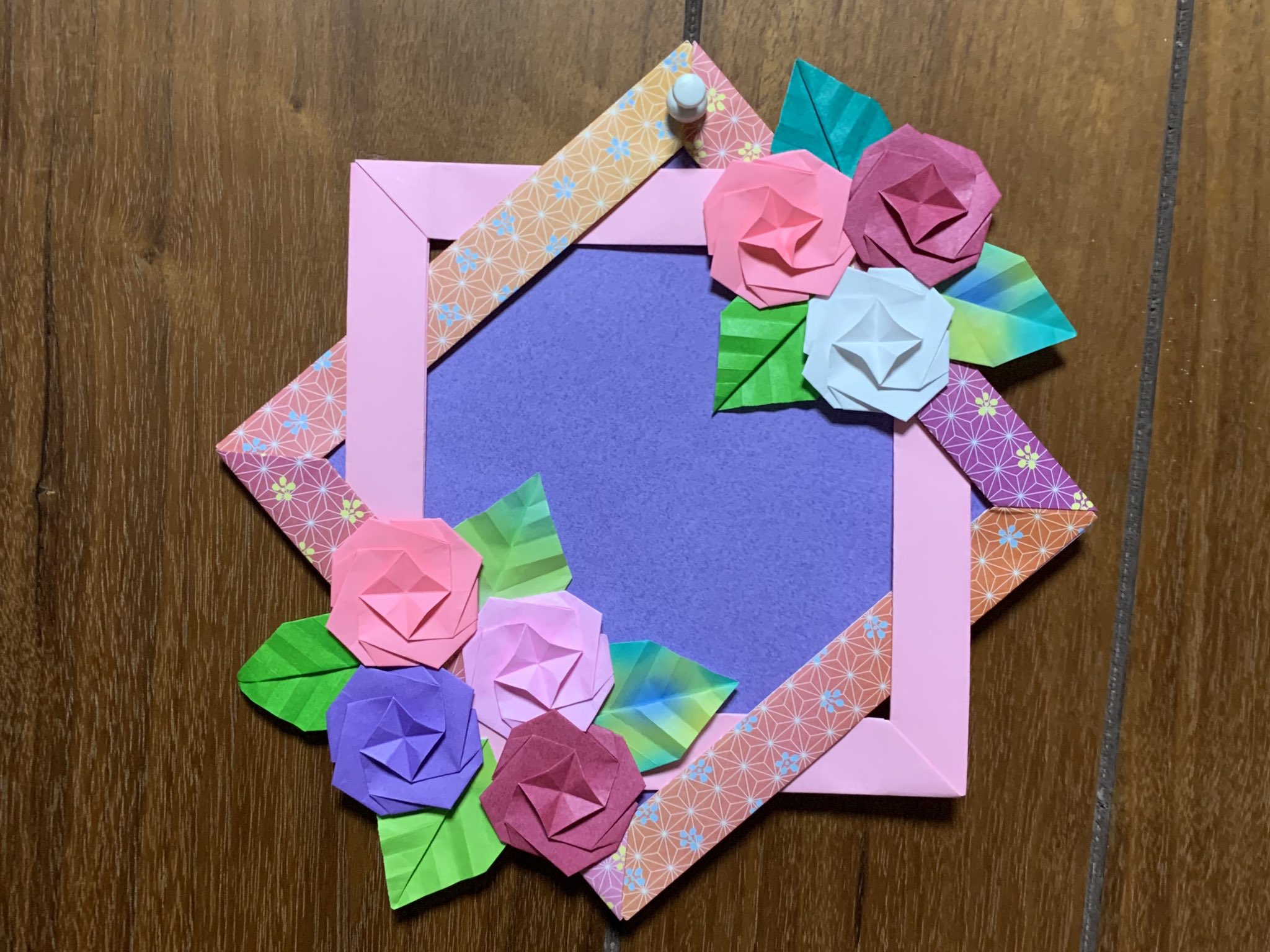 Twitter 上的 バーバラ カミキィ さんのバラの壁飾りがあまりにもかわいいので 友人の分と自分用に ２個作りました 折り紙 カミキィのか和いい季節のおりがみ バラの折り紙 折り紙の壁飾り T Co Mzdsttqts2 Twitter