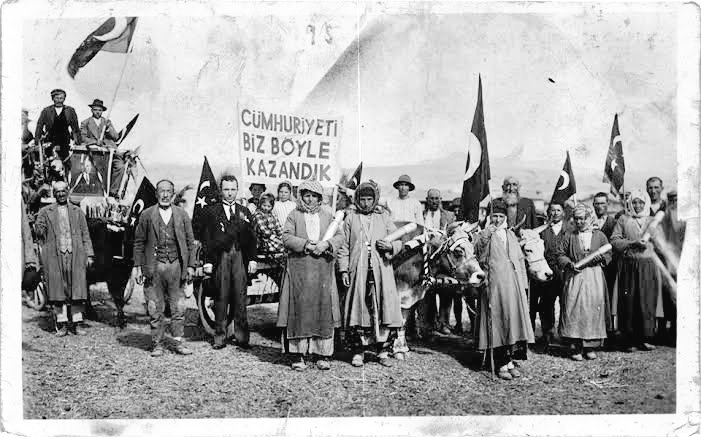 arsln_hasn's tweet photo. Yalnızca bir asır önce toplumun her kesiminden insanın ulu önder Mustafa Kemal Atatürk öncülüğünde kenetlenerek bağımsız Türk devleti için ödediği ağır bedellerin karşılığında hürriyet zaferine uluşılmıştır.Cumhuriyet zafere ulaşan millete zaferin armağan edilmesidir,hürriyettir https://t.co/AuzqAILaIn
