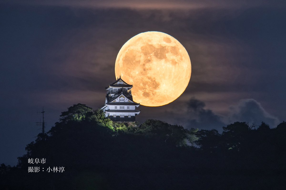 合成じゃない だと 岐阜城と大きな月のコラボ写真がフォトジェニックで幻想的 雲がかかっても三日月も素敵なので見てほしい Togetter