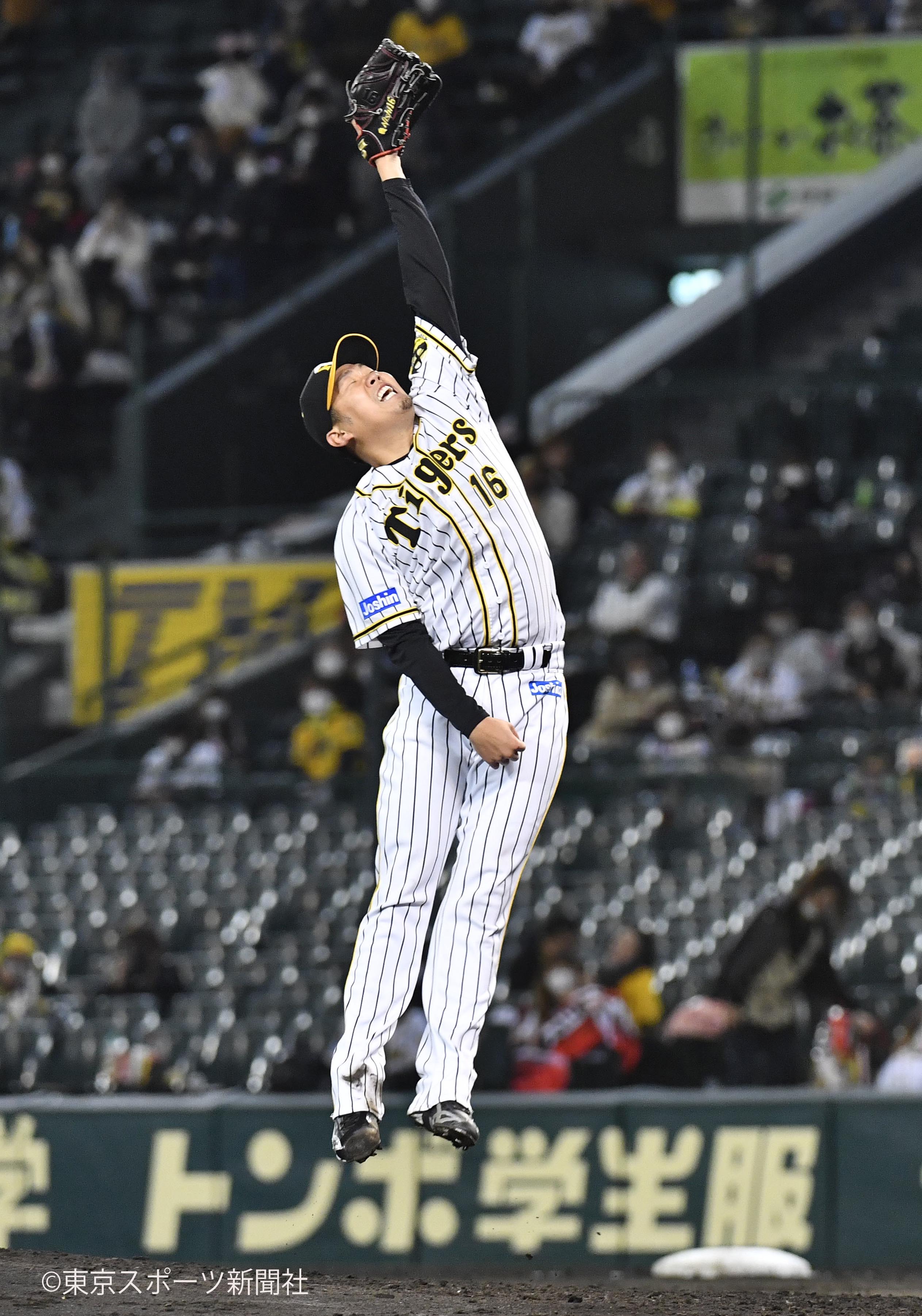 Twitter 上的 東スポ 写真部 プロ野球 年10月29日 阪神 中日 甲子園球場 完投勝利し 梅野隆太郎 と喜ぶ 西勇輝 ヒーローとなった 西勇輝 と 梅野隆太郎 タイガース ドラゴンズ 大スポ T Co Bu4q1gswoj Twitter