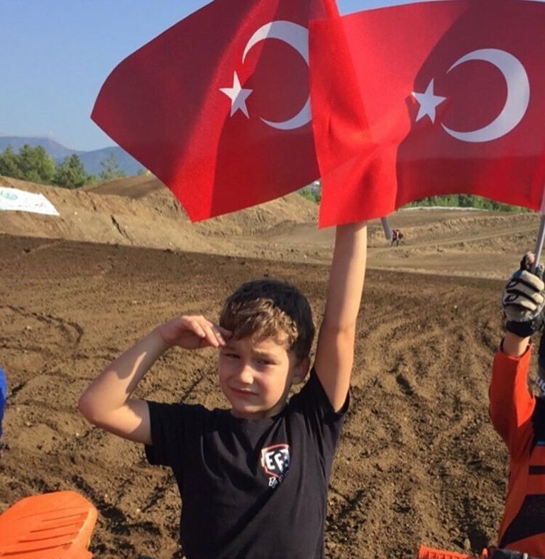 efeokur's tweet photo. Cumhuriyetimizin 97. Yılı Kutlu Olsun🇹🇷🇹🇷🇹🇷 Bu yıl Cumhuriyet Bayramını evlerimizde kutluyoruz. İnşallah önümüzdeki yıl, yine okul bahçesinde içimizdeki coşkuyu haykırarak kutlarız🇹🇷🇹🇷🇹🇷 https://t.co/maHqY4Wtva https://t.co/sqdY7VueLy