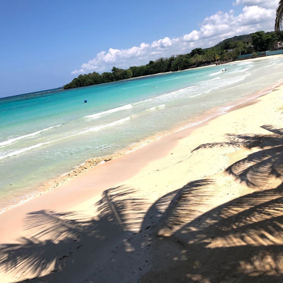 A peaceful Thursday at the beach! 🌊🇯🇲🌴Read More about Jamaicas renowned beaches here - ow.ly/spsK50BYf1M  | 📷IG: claudiadawsonpatch  #JamaicanBeaches #OchoRios #WeJaminate