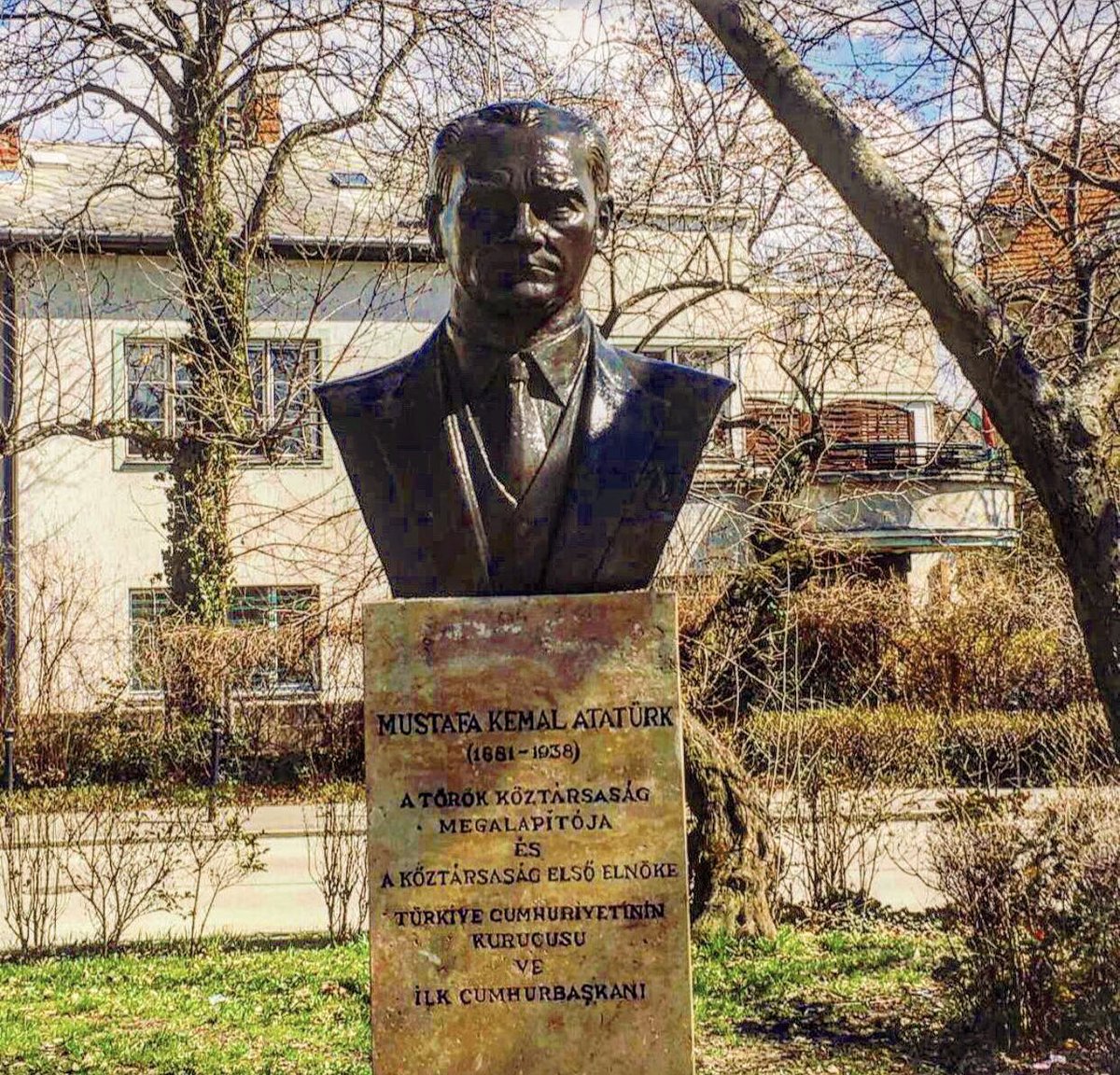 Hepimizin 97 yıldır ışıldayan, milletimizin geleceğiniz aydınlatan Cumhuriyetimizin ilelebet yaşamasını diliyor, Türk ulusun Cumhuriyet Bayramı’nı kutluyorum. 

Not: Dünya genelinde yaklaşık 25 ülkede Atatürk heykeli vardır. Bu fotoğraf Budapeşte’deki Atatürk heykeline aittir.