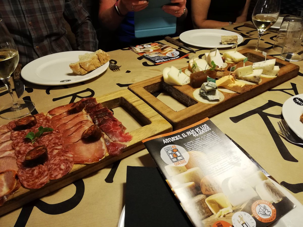thepacklanguage's tweet photo. There is no better way to start our #languageholidays in #Asturias than tasting local products while playing a quiz… inside a barrel!
#tbt #Spanishforadults #languageexperience
#Spanishholidays #Spanishcourse #Spanishlessons #LearnSpanish #SpanishinAsturias #turismoidiomatico https://t.co/hDaErhQMWK
