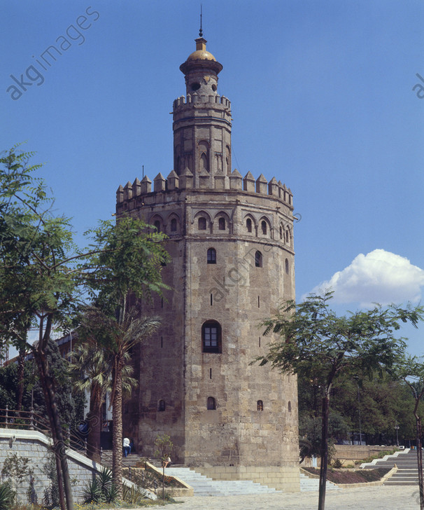 SevillaInsolita's tweet photo. La Torre del Oro con la antigua escalinata de acceso desde el paseo Colón al muelle que la bordeaba.

Año ¿? (finales de la década de los 80, aprox.). https://t.co/PFE8Z4XIke