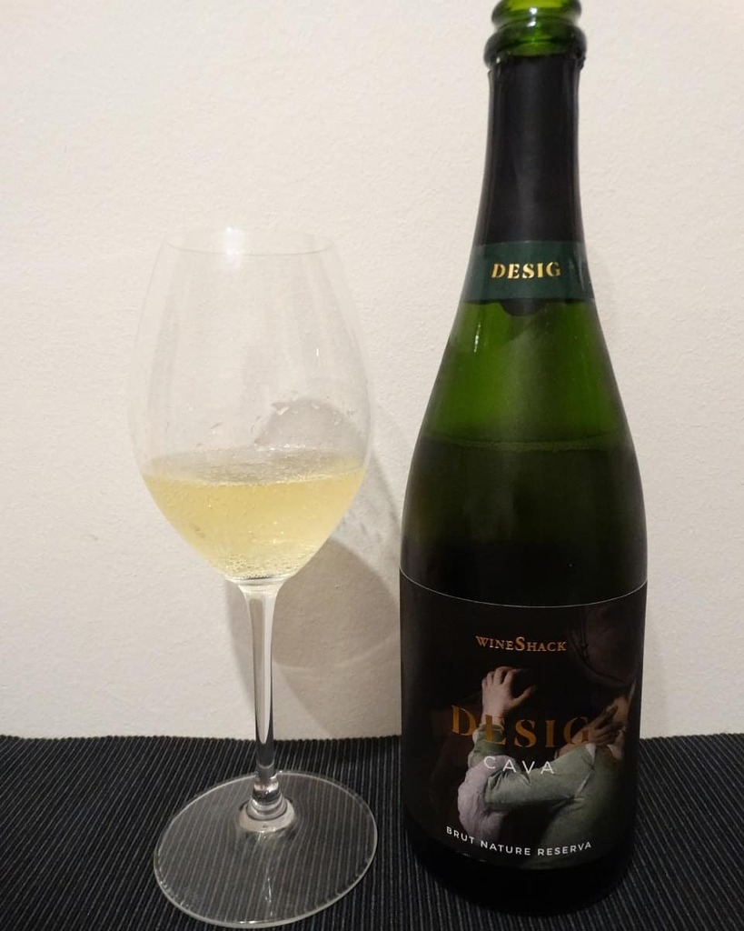 bonrotllo's tweet photo. Hoy catamos la última novedad de @wineshack_Es, es su nuevo cava Desig Brut Nature Reserva, elaborado con xarel·lo, macabeo y parellada y con una crianza en rimas mínima de 24 meses, tenéis todos los detalles en Nos Gusta el Vino...
#wineshack #wineshack… https://t.co/rLQ3AQqCpp https://t.co/FhPXovL9CX