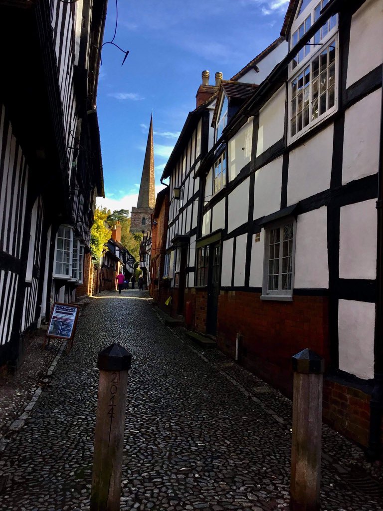 YourHereford1's tweet photo. EDUCATION | Thank you to staff and pupils at @Broadlands_hfds and @Withington_hfds for cheering us all up this half term with their #CelebrateHerefordshire photos. // 👉 https://t.co/w4fKV3snkk

We LOVE your positivity! 

👏 👏 👏 👏 

#YourHerefordshire https://t.co/O6SCdm7yjy