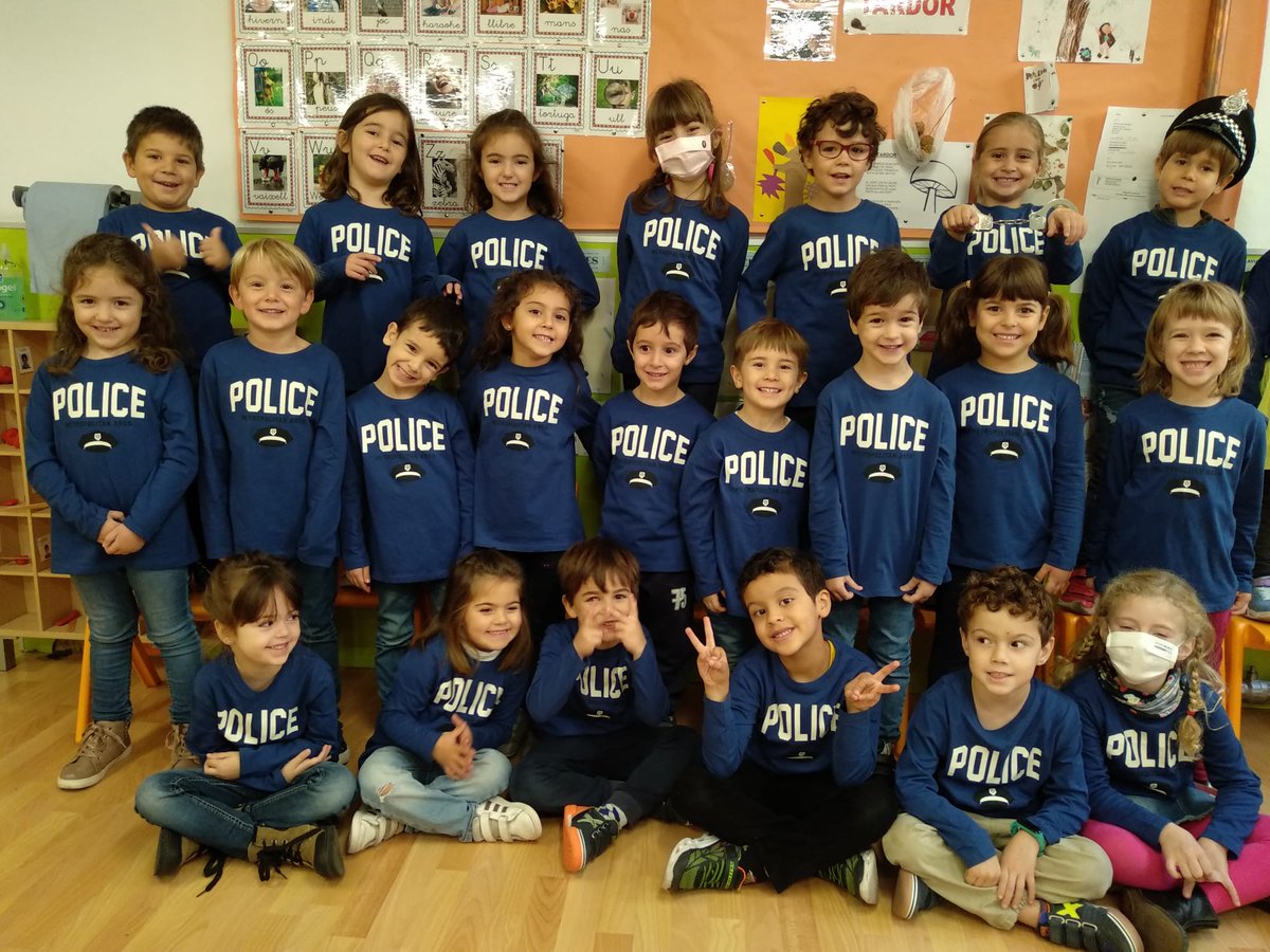 epiasabadell's tweet photo. LA CLASSE DELS POLICIES. Aquest matí a l'entrar la Marta a classe ha tingut una sorpresa, quan ens ha vist amb la samarreta de Policies! Li ha agradat moltíssim! #P5PIASABADELL. #INFANTILPIASABADELL https://t.co/UdUSpvXHwS