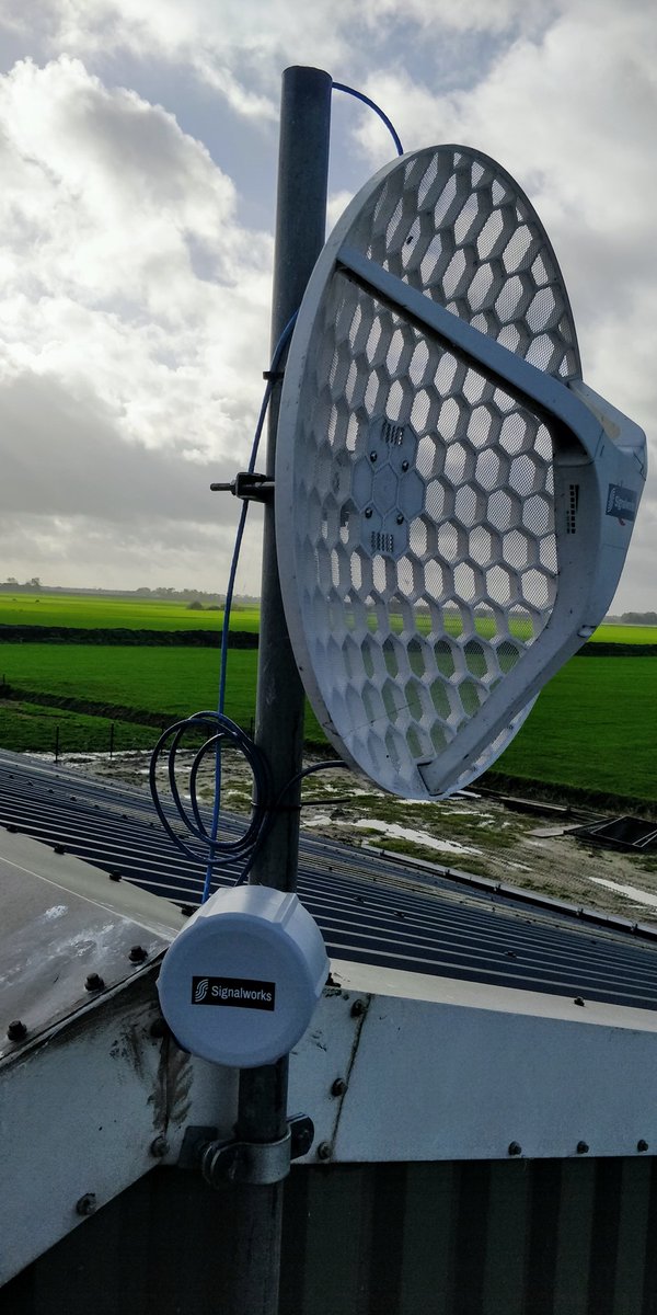 SignalworksNL's tweet photo. Vandaag hebben we een 4G verbinding met een MikroTik richtantenne geïnstalleerd bij een klant. De grote schotel erboven wordt gebruikt voor het doorsturen van camerabeelden en backups naar een andere locatie van de klant. 

#4G #MikroTik https://t.co/G0HQs1Xglz