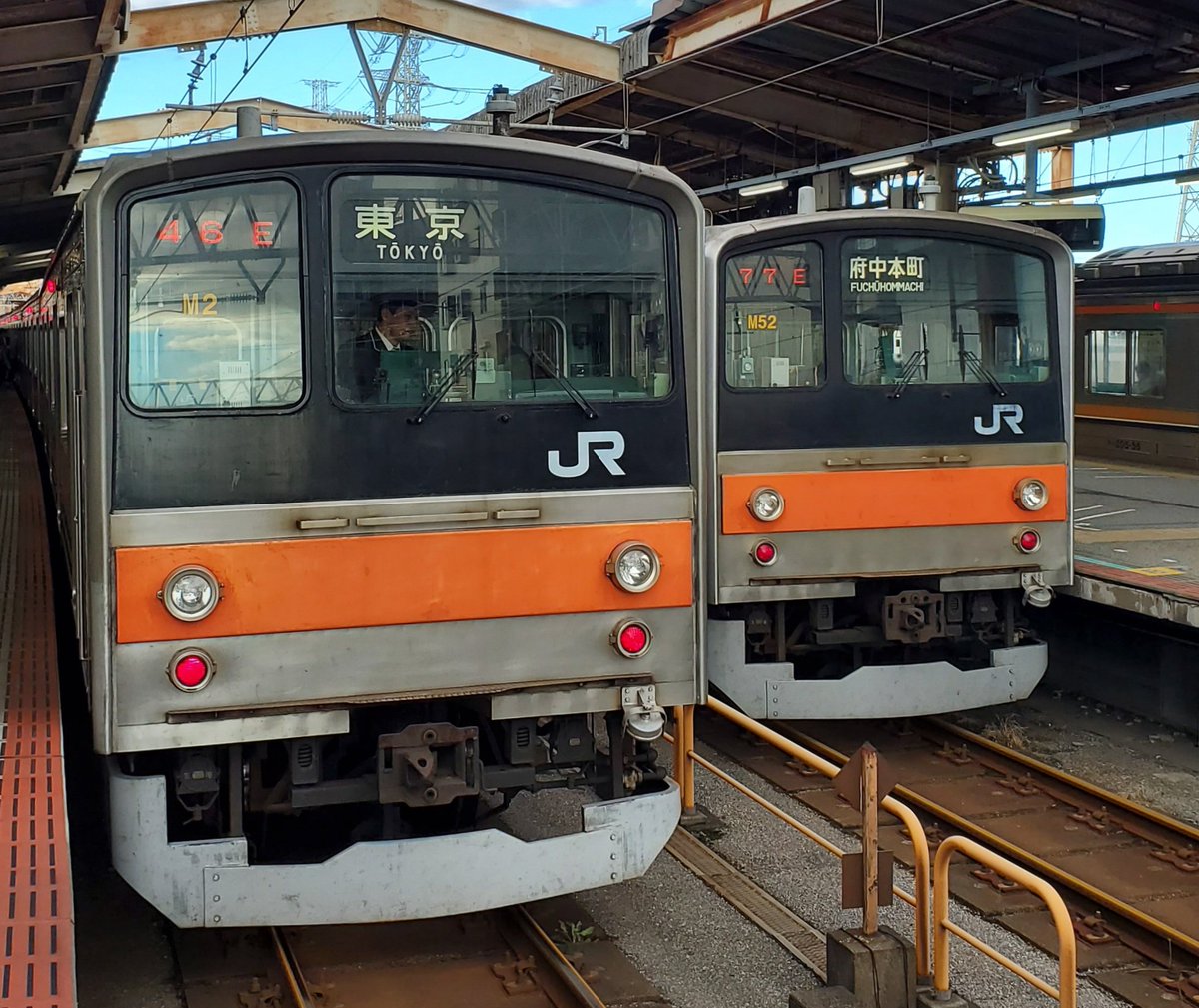 boso_red_devil's tweet photo. 去年の台風19号による強風、倒木などの影響で武蔵野線のダイヤも大きく乱れ、西船橋駅で京葉線との直通運転も取り止めていました
この時、2/3くらいの205系がいなくなっていたのにホーム全てに205系が停まっている光景を見れるとは思わなかった

今のジャカルタではこの光景が当たり前なんだろう… https://t.co/MfSt8R6C1v
