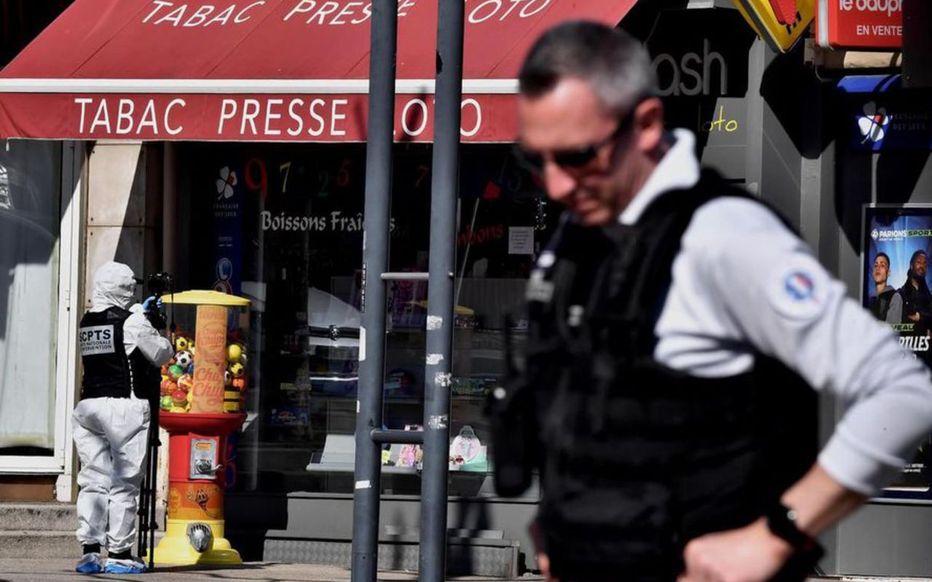 le_Parisien's tweet photo. 🔴 Après l' #attentat de Nice, Jean Castex porte le plan Vigipirate au niveau «urgence attentat» partout en France >
https://t.co/JPG2hQlhXX https://t.co/u6yxZse3pm