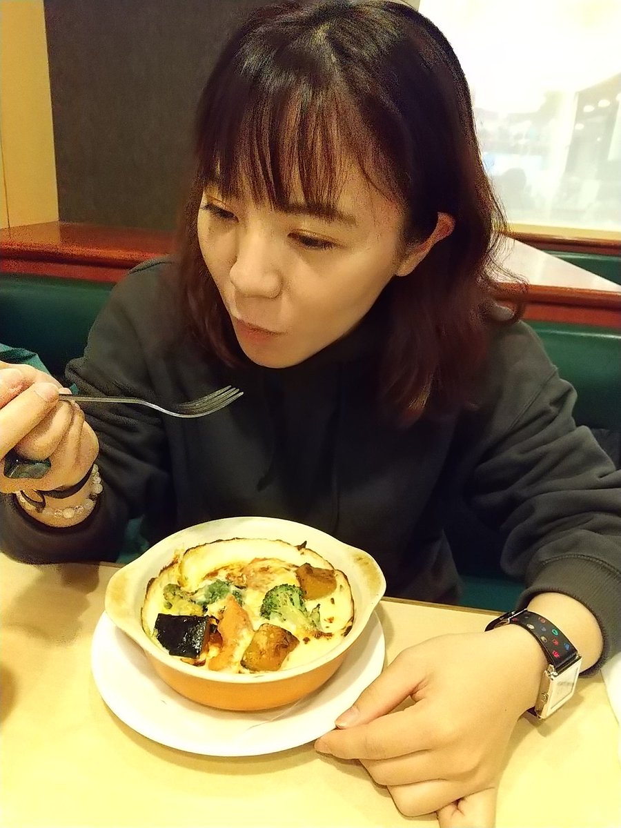 scoreironokoe's tweet photo. お稽古前のお食事ｶｲちゃん！

♡ちょもこ♡ https://t.co/tgM1C92xEz