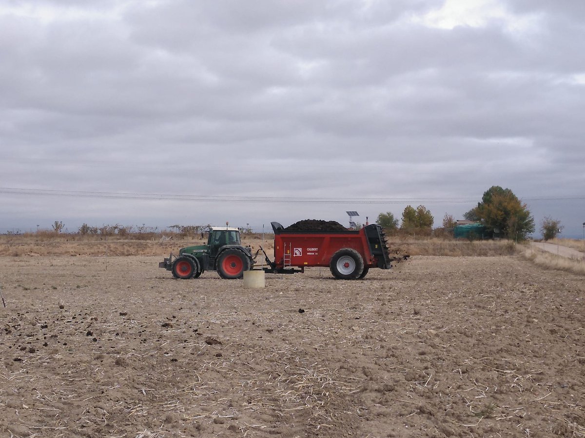 DuranMaquinaria's tweet photo. Nos trasladamos virtualmente a #Madrid, donde hicimos entrega de este esparcidor #GILIBERT modelo HERAX 16 a Explotaciones Agrarias Agroloma SL, de Fuentidueña de Tajo.
𝗦𝗨𝗘𝗥𝗧𝗘 con el equipo y muchas 𝗚𝗥𝗔𝗖𝗜𝗔𝗦 por seguir confiando en nosotros una vez más🤝❗ https://t.co/i7dj6jNlny