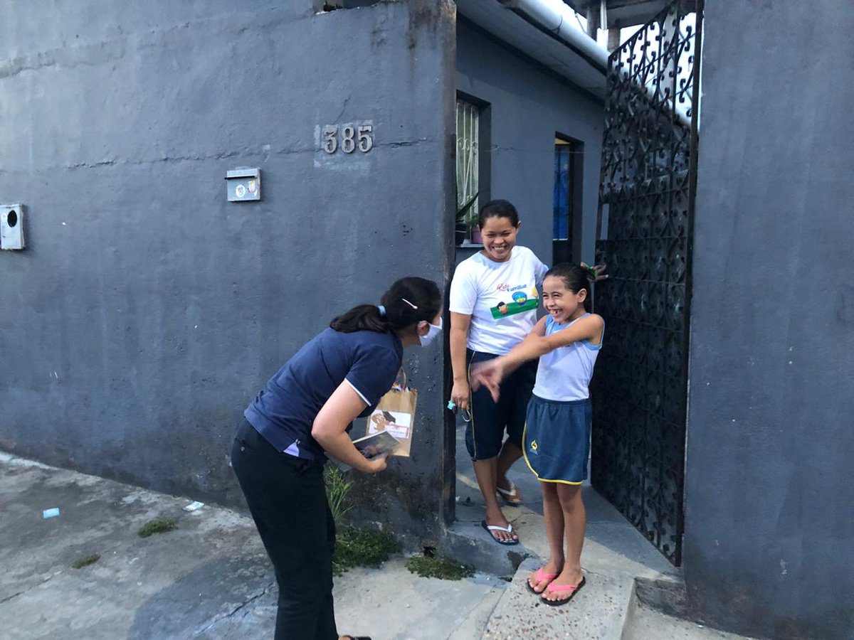 madsonsants's tweet photo. #ImpactoDoSeuJeito
As professoras @elizaseixas7   e Ana Paula foram na casa do seus alunos que estão em Ensino Remoto entrega a Revista do #impactoesperança e veja a alegria de receber um presente em casa. @eduAdventista indo sempre muito Além do Ensino!
CACN Manaus #AAmaR #UNoB https://t.co/zUIL8wQrlD