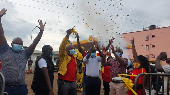parrotgroupke's tweet photo. Another new service station in Ugunja launched today ⛽️ 
@vivoenergykenya service stations are run by professionals, fully trained staff &amp; offer a comprehensive range of @Shell_Kenya high-quality fuels &amp; lubricants, select shops &amp; an innovative #ShellCard offer.
#TupataneShell https://t.co/2JUzy0ZUVQ
