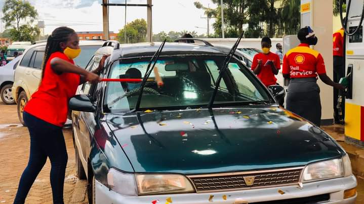 parrotgroupke's tweet photo. Another new service station in Ugunja launched today ⛽️ 
@vivoenergykenya service stations are run by professionals, fully trained staff &amp; offer a comprehensive range of @Shell_Kenya high-quality fuels &amp; lubricants, select shops &amp; an innovative #ShellCard offer.
#TupataneShell https://t.co/2JUzy0ZUVQ