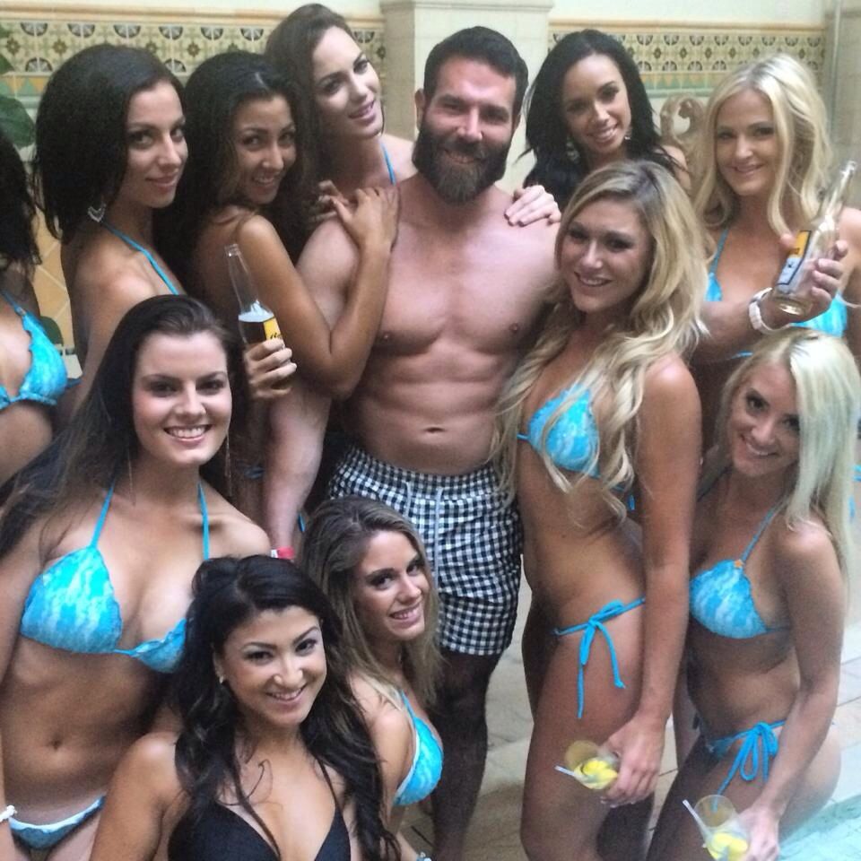 تويتر \ Rivelino على تويتر: "Here are two photos of Dan Bilzerian  surrounded by sexy girls There's no way he can be a fraud, right? I mean,  he's showing me his "receipts"