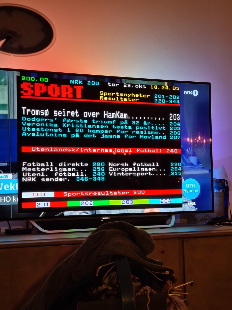 Fatter har tatt steget inn i 2020 med både nettbrett og smarttelefon. Men sportsnyhetene tar vi på tekst-tv 😂