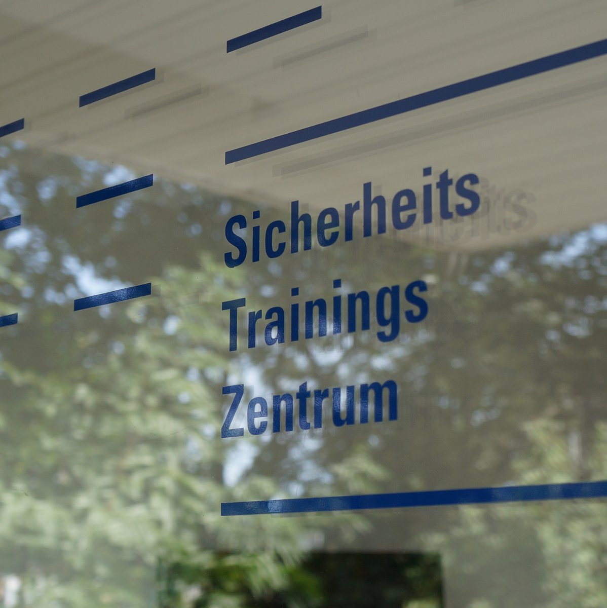 SpanSet führt wieder Seminare mit maximal sieben Teilnehmern durch. Auf dem Programm stehen #Höhensicherung, #Hebetechnik, #Ladungssicherung und Safety Management. Über allem „schwebt“ natürlich ein detailliertes Hygiene-Konzept für die Teilnehmer.  spanset.com/de-de/products…