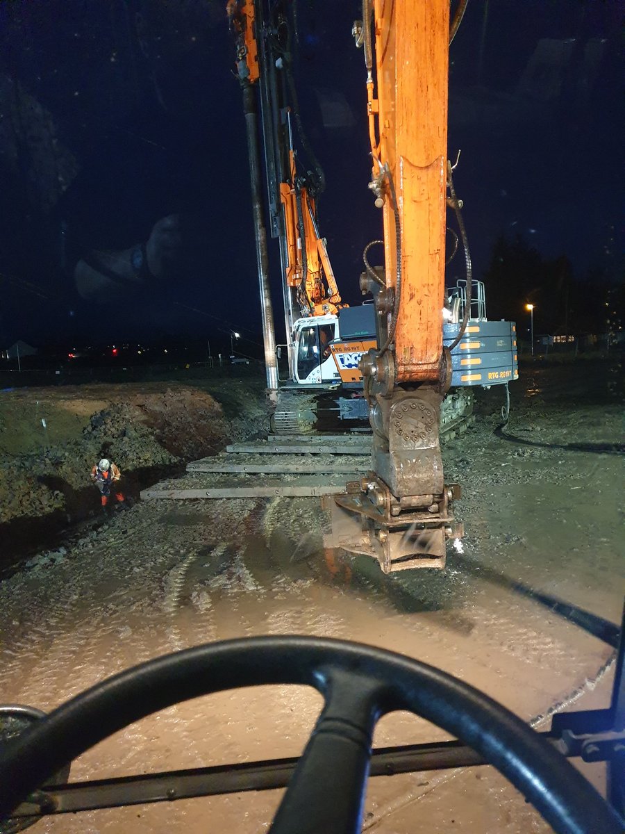 johnbaker305's tweet photo. Being kept busy running around for piling rig . If I'm not digging I'm forking 😉 #duckdriving #doosan https://t.co/lKVtFAo9Dm