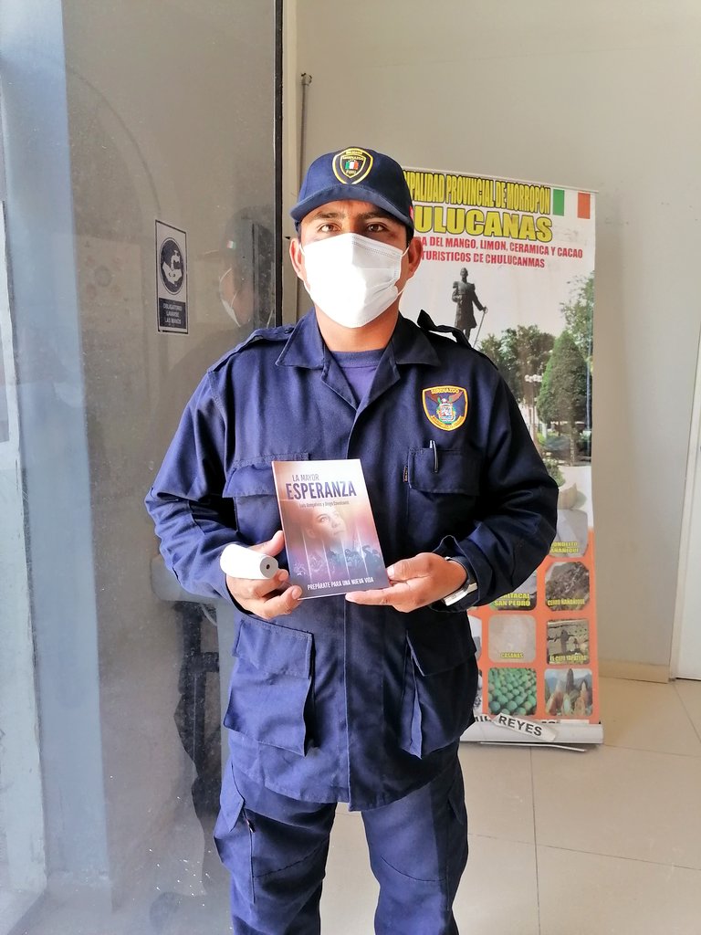 DChulucanas's tweet photo. Personal de la Municipalidad de Chulucanas recibieron el libro #LaMayorEsperanza #ImpactoEsperanza2020 #Chulucanas @bill_quispe @waltermurilloa @PrVictorVasquez https://t.co/lJ8cOehkPR