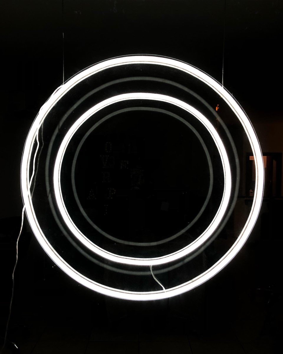 OverAppOfficial's tweet photo. Sicuramente Proud of Us 💜
Un pizzico 🌀 Egocentrici 
Indiscutibilmente Over ⭕️
Ed ora anche 💡 Luminosissimi...
...&amp; voi che ne dite della nuova insegna del nostro quartier generale?? 
A noi brillano gli occhi 🤩#neon #led  #office #officelife #OverApp #OverAppers #developers https://t.co/wJlU2j5auX