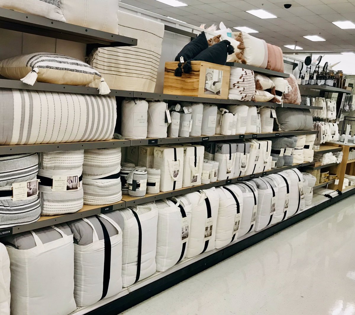 Introducing our new Hearth &amp; Hand Christmas collection 2020 🎯 Our guests are loving!!! ❤️T2475 @Abigail02475 <a href="/Eleny_02/">ƐſєηӴ ♡. Рэяєɀ♉</a> <a href="/RobDeMo20/">Rob DeMarino</a> <a href="/StevenRosini/">Steven Rosini</a> <a href="/EmpressTkia/">Tamkia Currie</a>