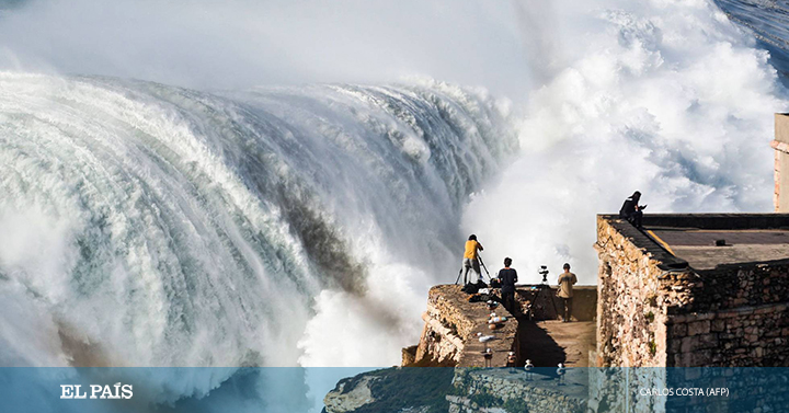 elpais_foto's tweet photo. Fotos: Olas gigantes generadas por el huracán Epsilon en el Atlántico Norte a su llegada a la Praia do Norte, en Nazaré (Portugal) https://t.co/xzs3G51bCD Las imágenes del día https://t.co/Ul9M3Dm40K