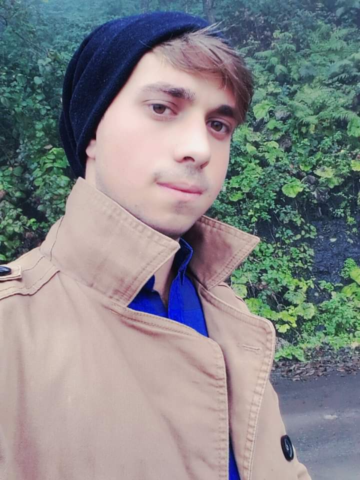 Çok güzel insanlar tanıdım.. 
Tek kusurları insan kalmayı beceremeyişleriydi..