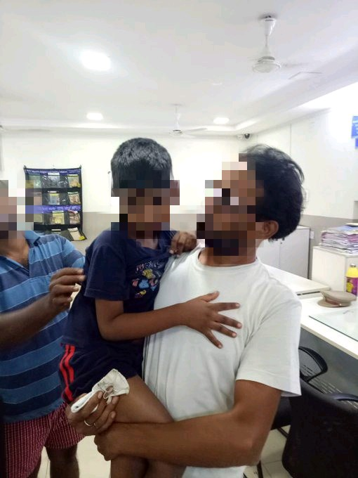 MalkajgiriCop's tweet photo. Today a #MissingBoy aged 6 yrs was roaming at Mohan Nagar, Kothapet found by the #PatrolStaff of @Chaitanyapurips. The boy was unable to tell the details of his parents. Patrol staff announced through #PA_System all over the area & identified the parents and handed over the boy. https://t.co/YQUcRX4QLM