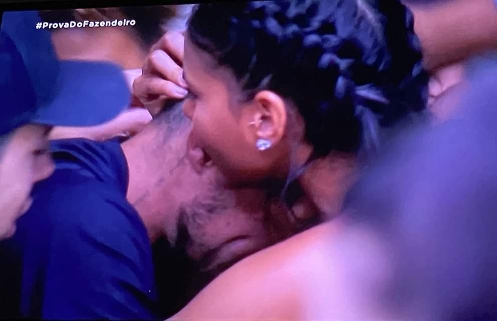 regentevenus's tweet photo. A diferença né? Lipe ontem chorando por achar que ainda é odiado aqui fora. E o Biel acha que tá batendo recordes aqui, que tá sendo idolatrado. Lipe conte comigo pra tudo. #AFazenda12 #TeamLipe https://t.co/8kD4YuBitn
