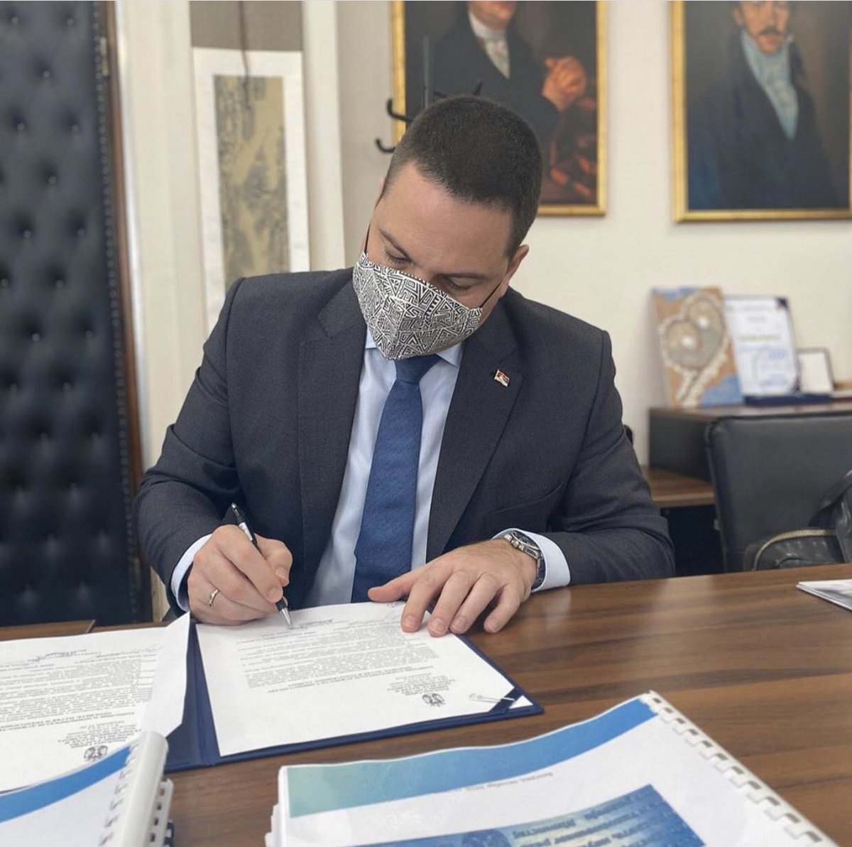 DjordjeDj's tweet photo. Danas je prvi potpredsednik Vlade i ministar prosvete, nauke i tehnološkog razvoja Branko Ružić zajedno sa svojim najbližim saradnicima preuzeo dužnost od dosadašnjeg ministra Mladena Šarčevića. https://t.co/zOOQbYyBXk