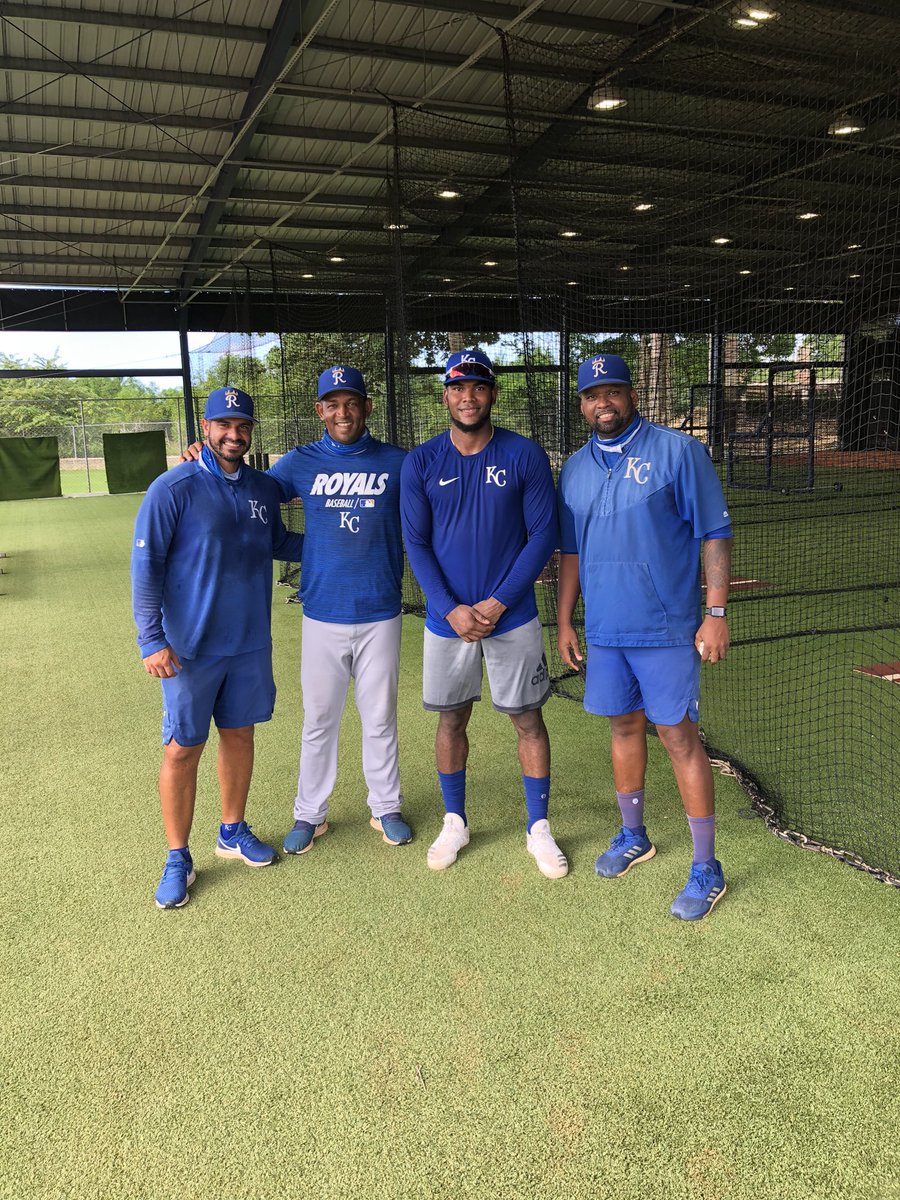 El matón @Franchycordero entrenando con los antiguos leones @betemitt24 #fernandomartinez el swing.@EscogidoBBClub @MoisesAlou18 #sangreroja 💪💪💪