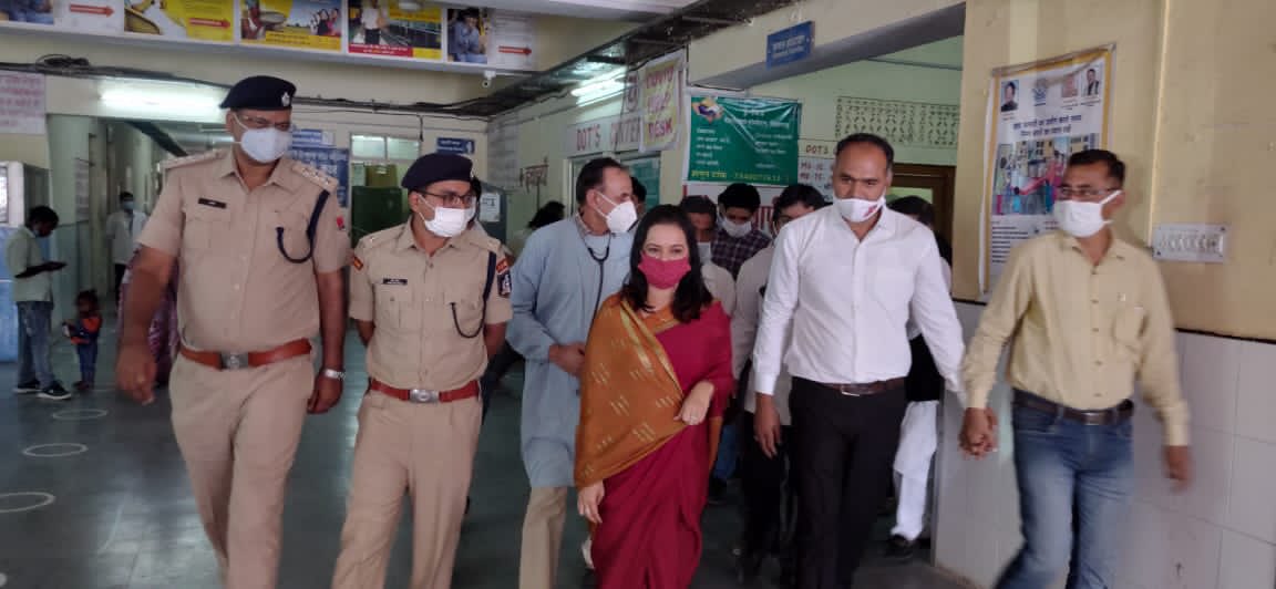 संभागीय आयुक्त <a href="/drarushimalik/">Dr.Arushi Malik IAS</a> रहीं किशनगढ़ दौरे पर,किशनगढ़ अस्पताल में मुस्लिम समाज की ओर से रक्तदान शिविर में डॉ.मलिक ने रक्तदाताओं को बांटे हेलमेट और मास्क. किशनगढ़ अस्पताल का किया निरीक्षण. हाइवे पर दुर्घटना सम्भावित स्थल में सुधार के दिए निर्देश <a href="/DIPRRajasthan/">सूचना एवं जनसम्पर्क विभाग, राजस्थान सरकार</a> <a href="/RajCMO/">CMO Rajasthan</a>