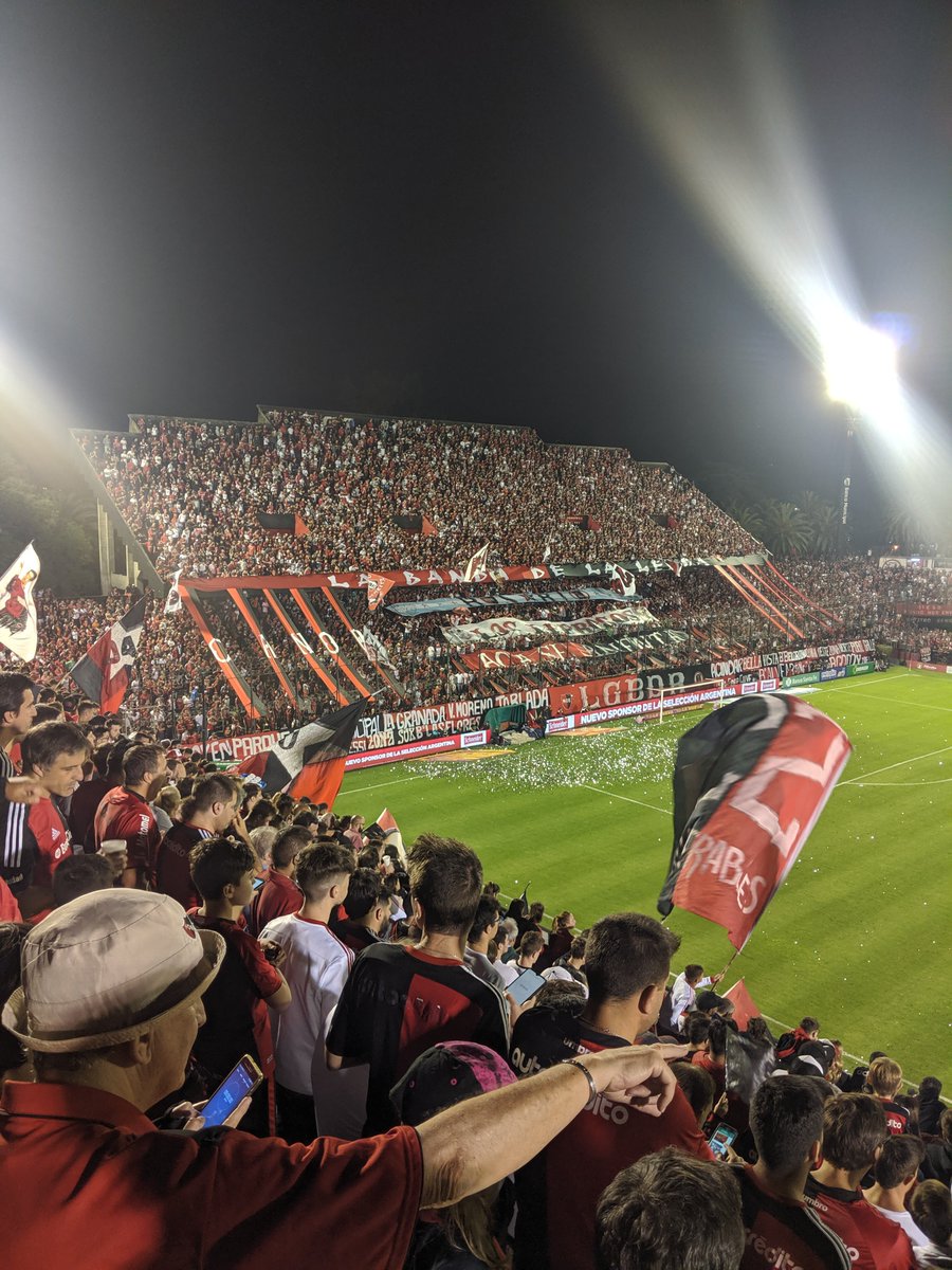 ...and the less said about that, the better. I watched in disbelief as Newell's lost 0-4 to Gimnasia, who were bottom of the league. It was a completely bizarre match & rumours went around after that it had been 'fixed' for Maradona to enjoy a win the day before his birthday
