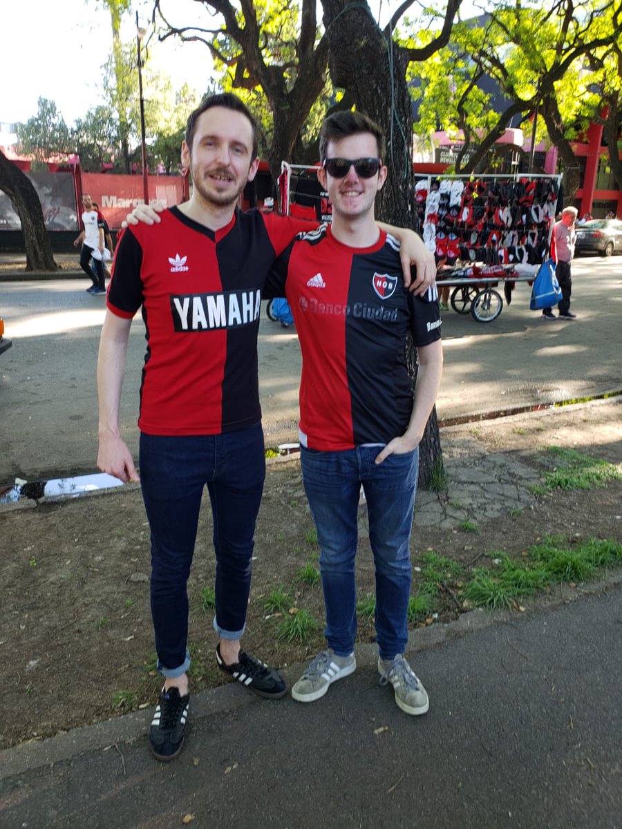 There were Newell's fans everywhere chilling in the sun outside; chatting about the match, some having a drink.Incredibly, I heard another Irish accent outside amongst a sea of Argentinians. David from Armagh was backpacking & his AirBnB host had invited him to the game.