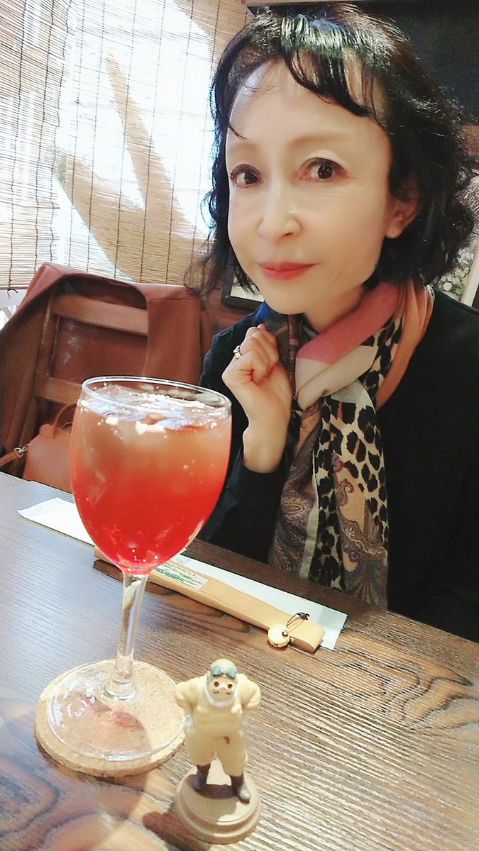 mo_mie1109's tweet photo. 尚美さん✨本っ当に優しくて、(大先輩ですが🙏)とっっても可愛らしい女優さんです🌼
昨日は #阿吽ハムレット奇譚 についてオーディションから振り返り、話に花が咲きました🌼大変だったことも今となっては笑い話😊辛い時には何度も手を差し伸べて下さいました😭今回ご一緒できたことを幸せに思います🥰 https://t.co/5e7yfPyyuU