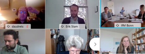 IfM_Bonn's tweet photo. #InternationalRoundtable on SMEs: @EshipRules (@UtrechtUni /Niederlande) ging in seinem Vortrag der Frage nach, wie #Krisen genutzt werden könnten, um die #Wirtschaft umzugestalten. Mehr: https://t.co/qUZznLhn2a #EconTwitter #Coronakrise #Oekonomen @f_welter https://t.co/7PflIFsFOo