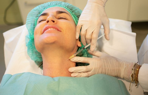 idermainstitut's tweet photo. Cada vez más personas sufren el "Síndrome Tech Neck" una nueva patología vinculada a los dispositivos tecnológicos. Se produce al inclinar el cuello hacia adelante de forma constante para mirar móviles, tablets... provoca signos prematuros de envejecimiento en el cuello #iderma https://t.co/uEuuY7KmQQ