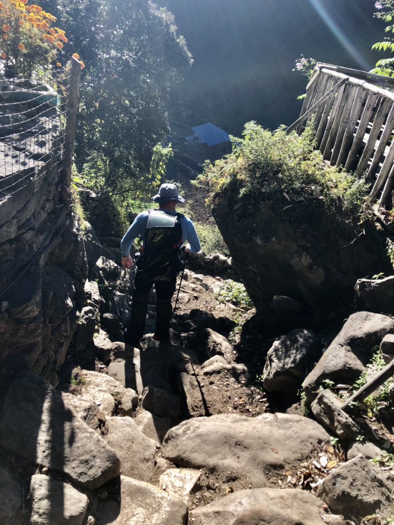 dawidzielinsky's tweet photo. Testujemy #perowskity @SauleTech gdzie⁉️idąc pod najwyższa górę świata #Everest #EBC. Dziś #NamcheBazar ładujemy telefony. @columbusenergy_ #testujemy (szkoda, że tak smutno w #PL) https://t.co/vdRZ9KWbvW