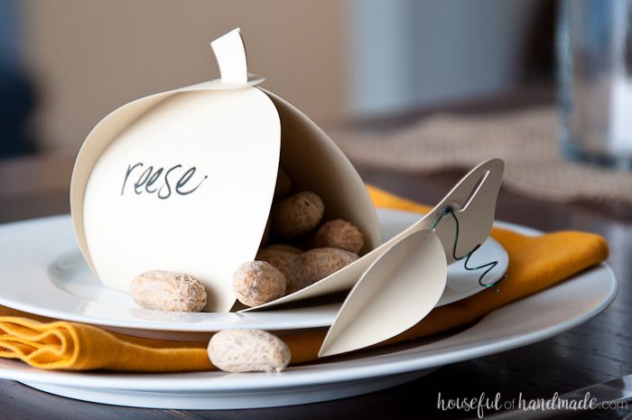 handmadekati's tweet photo. Thanksgiving is right around the corner, so I am starting my Thanksgiving decor with these easy Thanksgiving place cards for the perfect Thanksgiving table.
https://t.co/vlFcJJj26s https://t.co/HX2hC3jZjy