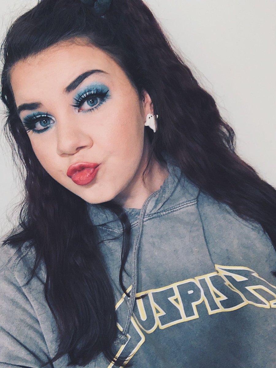 queenbeekp's tweet photo. A nice blue eye look for this rainy thursday 💙 https://t.co/Razyen0E1X