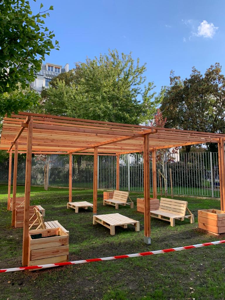 Des potagers pédagogiques et une pergola en matériaux recylés seront installés par Merci Raymond au sein du lycée hôtelier G. Tirel dans le 14e arrondissement 🌿🌱🍅🌺 !

neorestauration.com/article/le-lyc…