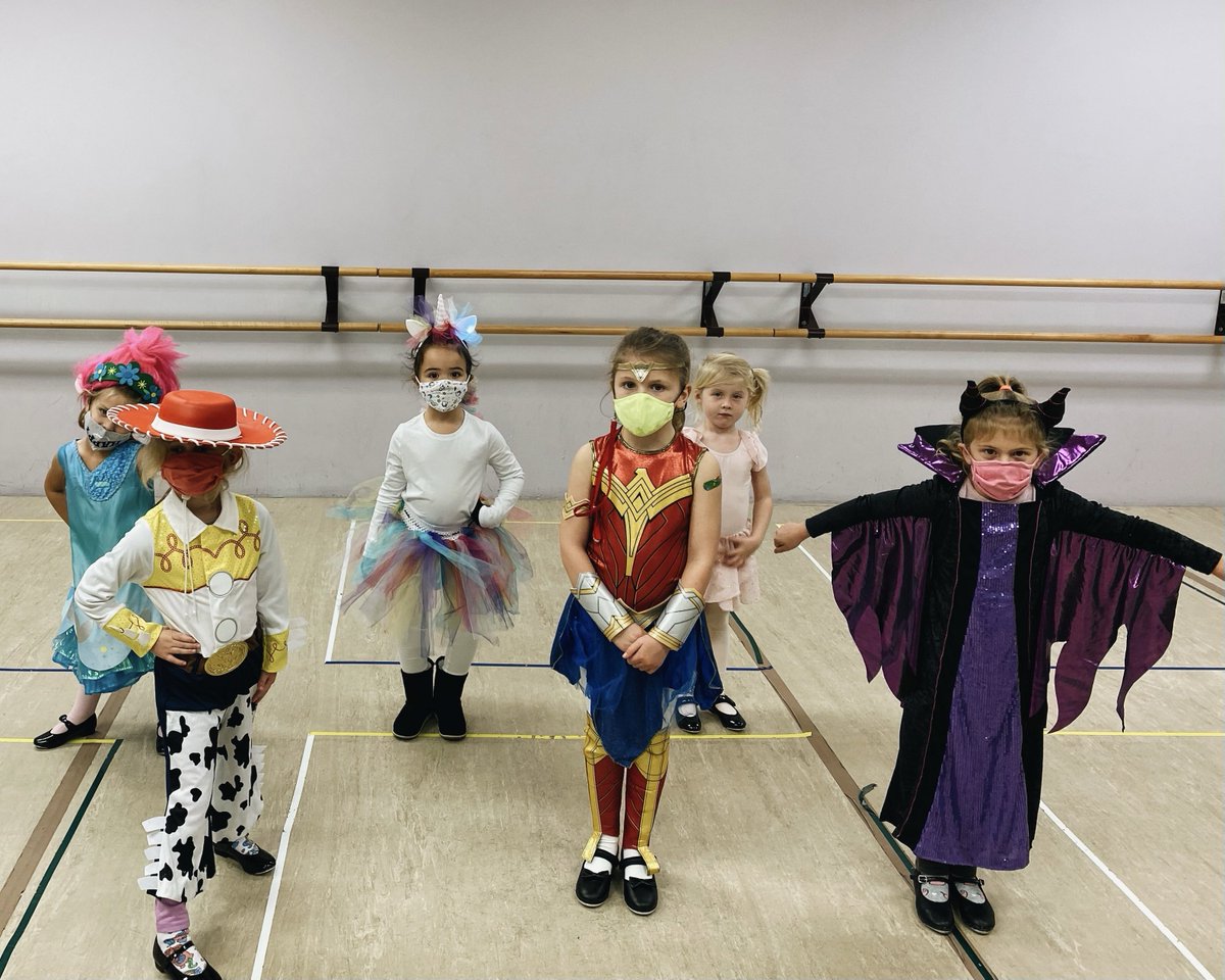 studiodee_nky's tweet photo. We had some skele-fun 🧡🎃 for more photos check out our facebook! https://t.co/sFPd8qzUCj