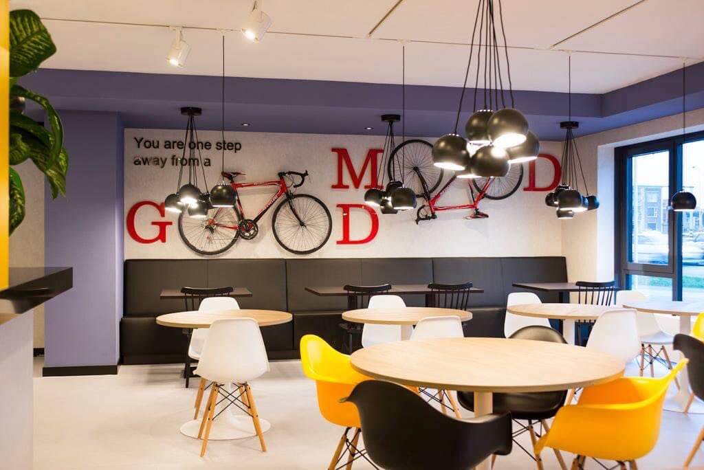 Kennen jullie Cafe 't Hemeltje en Nieuw Vreeburg Bistrobar al? Bij deze 2 top restaurants kun je een diner bestellen en bij ons in de lounge opeten 😋 We reserveren het graag voor je! De Lounge is namelijk gewoon open voor gasten! #hemeltjebloemendaal #nieuwvreeburgbloemendaal