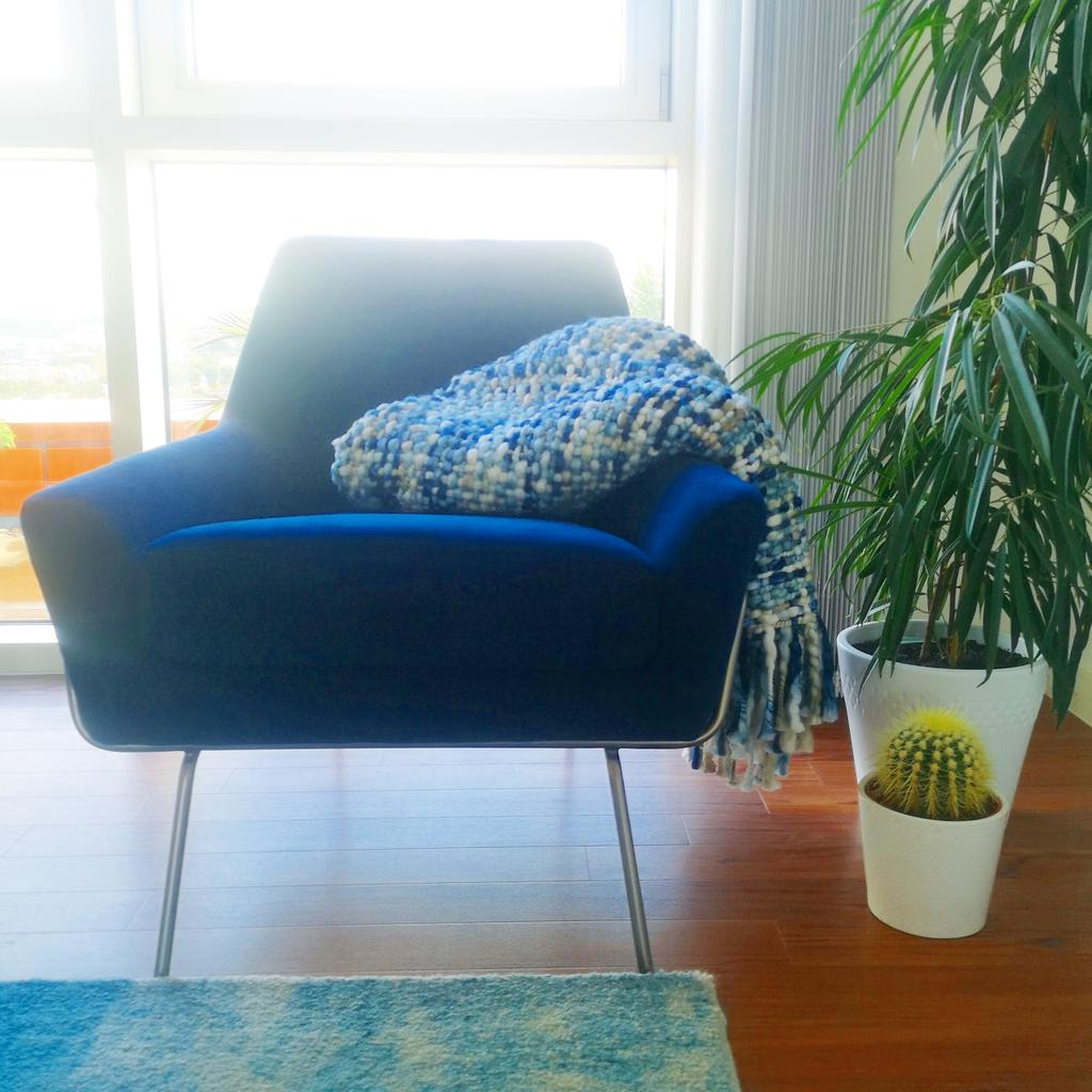 PeterOudejans's tweet photo. Throw Thursday! Thrilled with the latest addition to the lounge. A snuggly blanket is ideal for cooler days ahead. And it matches the rug perfectly! 💙

#blue #basketweave #blanket #inkblue #armchair #contemporary #seating #midcentury #vibe #lux #livingroom #interiordesign https://t.co/FetW51EI6E