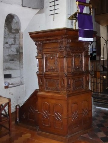 There are two striking objects; a restored late 13th century font with late  #Medieval wooden cover and this early 17th century pulpit. Let’s go first to the pulpit; the pillar behind it is where we find three particularly interesting pieces of  #graffiti . 3/