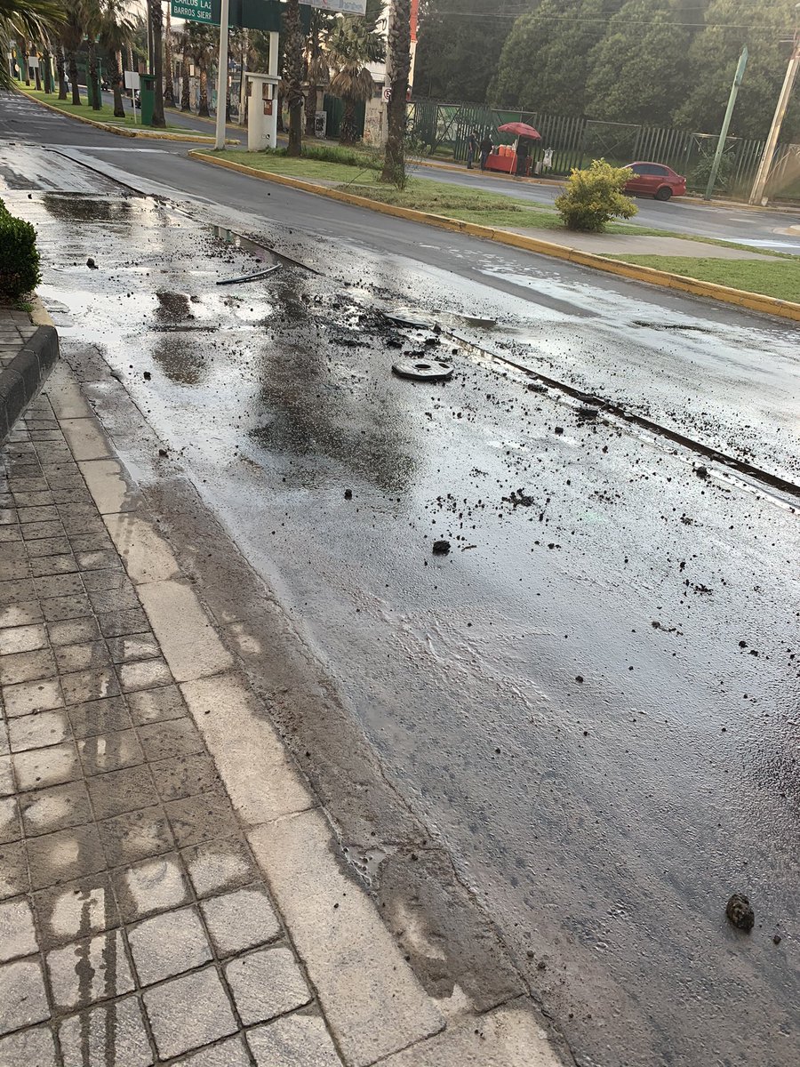 @negron_poliana <a href="/VPub_Cuajim/">Vía Pública</a> @AlcCuajimalpa <a href="/Alcaldia_DGODU/">Dirección General de Obras y Desarrollo Urbano</a> @ViveStaFe <a href="/VecinoFe/">Un Vecino De Santa Fe</a> <a href="/cuajienlinea/">Cuajimalpaenlinea</a> <a href="/CUAJIMALPACDMX/">Cuajimalpa</a> @DGJYGCuaj1 <a href="/VecinodeSantaFe/">Vecino de Santa Fe</a> <a href="/amant3d3nub3s/">vecinos unidos poniente cdmx</a> <a href="/sumaurbanaptedf/">Suma Urbana Poniente</a> <a href="/PORLASAGUILAS/">LAS AGUILAS ®️</a> Pues dijeron que lo atenderían pero esto empeoró de ayer para hoy, ya sin luminarias, con fuga de agua, y baches rompe 🚙